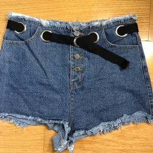 Denim Shorts frayed with black belt